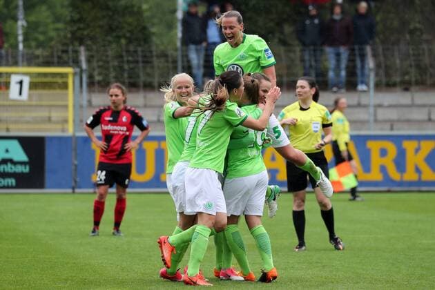 Spielerinnen des VfL Wolfsburg jubeln über das Tor zum 1:1, Jubel, Torjubel, Torerfolg, celebrate the goal, goal, celebration, Jubel ueber das Tor, optimistisch, Action, Aktion, Fussball, DFB-Pokal der Frauen, Halbfinale, SC Freiburg - VfL Wolfsburg, xozx