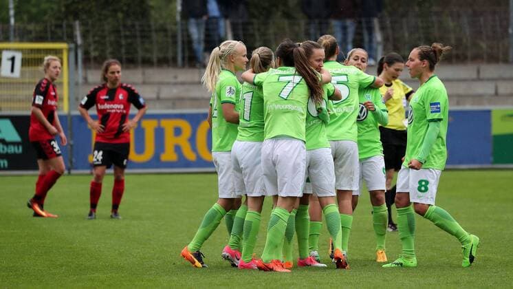 Spielerinnen des VfL Wolfsburg jubeln über das Tor zum 1:1, Jubel, Torjubel, Torerfolg, celebrate the goal, goal, celebration, Jubel ueber das Tor, optimistisch, Action, Aktion, Fussball, DFB-Pokal der Frauen, Halbfinale, SC Freiburg - VfL Wolfsburg, xozx