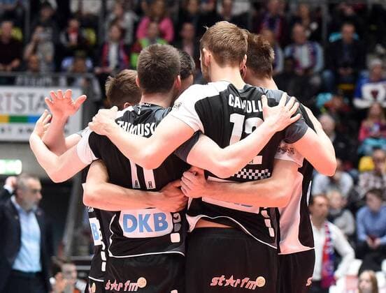 16.04.2017, xhbx, Volleyball Herren Playoffs, United Volleys - Berlin Recycling Volleys, emspor, v.l. Spieler, Mannschaft von Berlin Recycling Volleys jubeln jubelt Frankfurt am Main