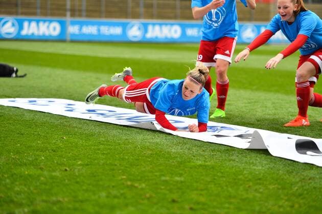 Isabelle Meyer (SC Sand) (23) rutscht auf Dankesplakat - Jubel, DFB Pokal - Halbfinale , Bayer 04 Leverkusen - SC Sand, xmkx