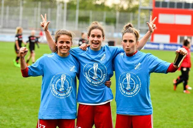 Jubel, Freuen, celebrate, happy, cheer , Goal Celebration SC Sand Laura Feiersinger (SC Sand) (27) Nina Burger (SC Sand) (19) und Laura Vetterlein (SC Sand) (26) Nina Burger (SC Sand) (19) zeigt die Anzahl ihrer Tore an - 3 - Pokalfinale T-SHirt, DFB Pokal - Halbfinale , Bayer 04 Leverkusen - SC Sand, xmkx