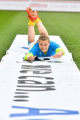 Themen der Woche - SPORT Bilder des Tages - SPORT Carina Schlüter (SC Sand) (1) im Anflug auf das Pokalfinale, DFB Pokal - Halbfinale , Bayer 04 Leverkusen - SC Sand, xmkx