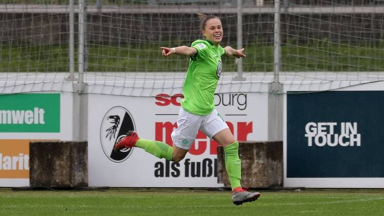 Torschützin Ewa Pajor (Wolfsburg, 17) jubelt über das Tor zum 1:2 in der Verlängerung, Jubel, Torjubel, Torerfolg, celebrate the goal, goal, celebration, Jubel ueber das Tor, optimistisch, Action, Aktion, Fussball, DFB-Pokal der Frauen, Halbfinale, SC Freiburg - VfL Wolfsburg, xozx