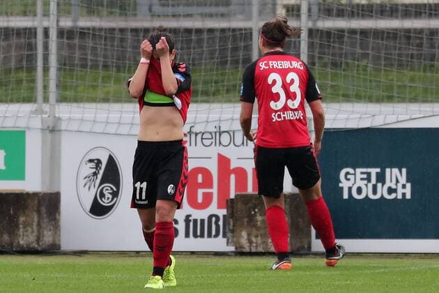 v.li.: Hasret Kayikci (Freiburg, 11), Carolin Schiewe (Freiburg, 33), enttäuscht schauend, Enttäuschung, Frustration, disappointed, pessimistisch, Fussball, DFB-Pokal der Frauen, Halbfinale, SC Freiburg - VfL Wolfsburg, xozx
