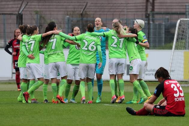 Spielerinnen des VfL Wolfsburg bejubeln den Einzug ins Finale, Jubel nach dem Schlusspfiff, Sieg, Sieger, Gewinner, jubelt, jubeln, Freude, optimistisch, Action, Aktion, Fussball, DFB-Pokal der Frauen, Halbfinale, SC Freiburg - VfL Wolfsburg, xozx
