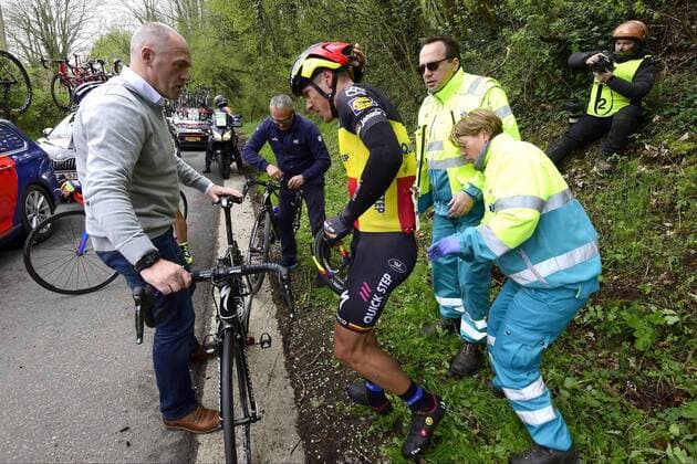 STEELS Tom (BEL) Ass. Sports Director of Quick-Step Floors Cycling team helps GILBERT Philippe (BEL) Rider of Quick-Step Floors Cycling team after his crash in the decent of the Drielandenpunt climb CYCLISME : Amstel Gold Race - 16 04 2017 PhotoNews Panoramic 