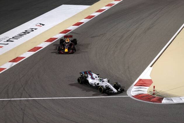 Bahrain Grand Prix, Sakhir 13 - 16 April 2017 16.04.2017 - Race, Daniel Ricciardo (AUS) Red Bull Racing RB13 and Felipe Massa (BRA) Williams FW40 