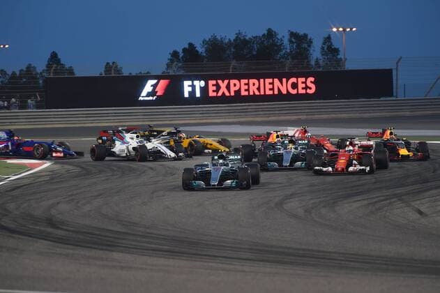 beim Start ueberholt Sebastian Vettel (Scuderia Ferrari) Lewis Hamilton (Mercedes AMG Petronas Formula One Team), Valtteri Bottas (Mercedes AMG Petronas Formula One Team) bleibt vorne, Grosser Preis von Bahrain 2017, Rennen, Motorsport, Formel 1, 16.04.2017, Sakhir Copyright: xAndre Eibner-Pressefotox EP_JAE