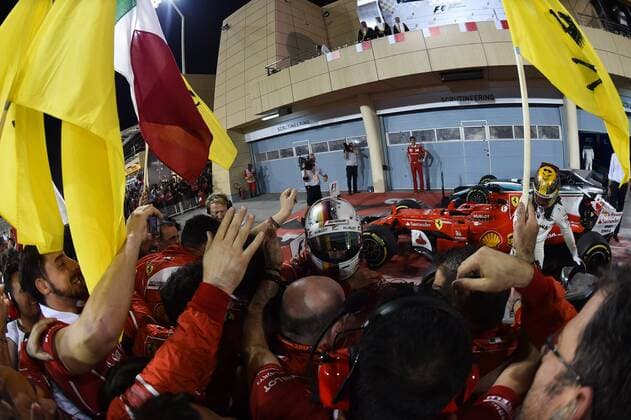 Sebastian Vettel (Scuderia Ferrari) feiert seinen Sieg mit seinem Team, Grosser Preis von Bahrain 2017, Rennen, Motorsport, Formel 1, 16.04.2017, Sakhir Copyright: xAndre Eibner-Pressefotox EP_JAE