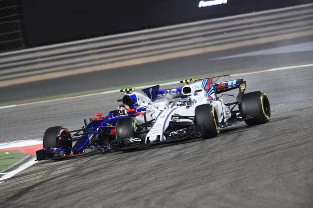 Carlos Sainz (Scuderia Toro Rosso) faehrt Lance Stroll (Williams Martini Racing) in das Auto, Grosser Preis von Bahrain 2017, Rennen, Motorsport, Formel 1, 16.04.2017, Sakhir Copyright: xAndre Eibner-Pressefotox EP_JAE