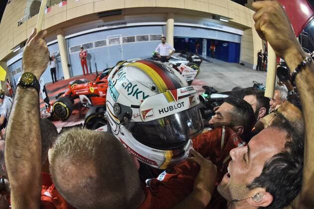 Sebastian Vettel (Scuderia Ferrari) feiert seinen Sieg mit seinem Team, Grosser Preis von Bahrain 2017, Rennen, Motorsport, Formel 1, 16.04.2017, Sakhir Copyright: xAndre Eibner-Pressefotox EP_JAE