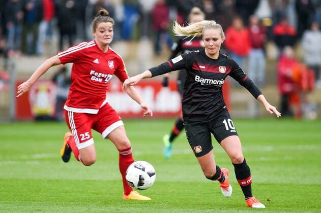 v.li.: Verena Aschauer (SC Sand, 25 ) im Zweikampf mit Turid Knaak (Bayer 04 Leverkusen, 10), Zweikampf, Duell, duel, tackle, tackling, Dynamik, Action, Aktion,, Fussball, DFB-Pokal, Halbfinale, Bayer 04 Leverkusen - SC Sand, xmhx