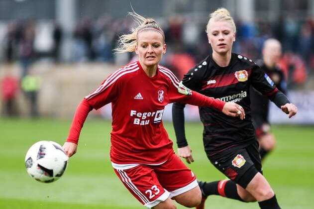 v.li.: Isabelle Meyer (SC Sand, 23) im Zweikampf mit Merle Barth (Bayer 04 Leverkusen 9), Zweikampf, Duell, duel, tackle, tackling, Dynamik, Action, Aktion, Fussball, DFB-Pokal, Halbfinale, Bayer 04 Leverkusen - SC Sand, xmhx