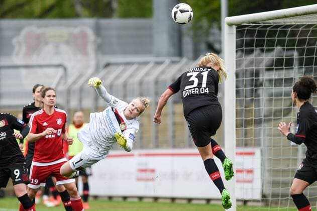 v.li.: Anna Klink (Torfrau Bayer 04 Leverkusen, 1) und Rachel Rinast (Bayer 04 Leverkusen, 31) parieren einen Ball, Parade, Glanzparade, Aktion, Action,, Fussball, DFB-Pokal, Halbfinale, Bayer 04 Leverkusen - SC Sand, xmhx