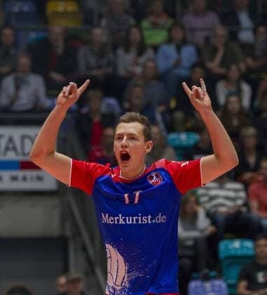 Deutschland - Frankfurt - Höchst - 16.04.2017 Volleyball - Hessen - 1. Bundesliga Männer Saison 2016 2017 - Halbfinale United Volleys Rheinmain (blau-rot) - Berlin Recycling Volleys (schwarz) v.l. Jan Zimmermann (RheinMain 17) United Volleys Rheinmain - Berlin Recycling Volleys