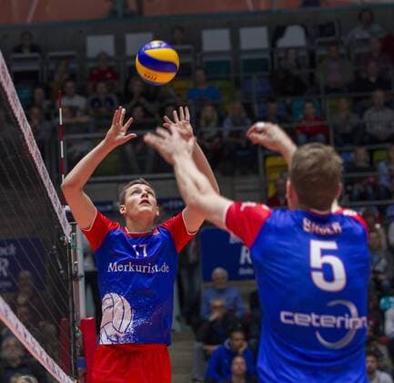 Deutschland - Frankfurt - Höchst - 16.04.2017 Volleyball - Hessen - 1. Bundesliga Männer Saison 2016 2017 - Halbfinale United Volleys Rheinmain (blau-rot) - Berlin Recycling Volleys (schwarz) v.l. Jan Zimmermann (RheinMain 17), Lukas Bauer (RheinMain 5) United Volleys Rheinmain - Berlin Recycling Volleys