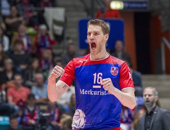 Deutschland - Frankfurt - Höchst - 16.04.2017 Volleyball - Hessen - 1. Bundesliga Männer Saison 2016 2017 - Halbfinale United Volleys Rheinmain (blau-rot) - Berlin Recycling Volleys (schwarz) v.l. Christian Dünnes (RheinMain 16) United Volleys Rheinmain - Berlin Recycling Volleys