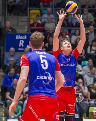 Deutschland - Frankfurt - Höchst - 16.04.2017 Volleyball - Hessen - 1. Bundesliga Männer Saison 2016 2017 - Halbfinale United Volleys Rheinmain (blau-rot) - Berlin Recycling Volleys (schwarz) v.l. Lukas Bauer (RheinMain 5), Jan Zimmermann (RheinMain 17) United Volleys Rheinmain - Berlin Recycling Volleys
