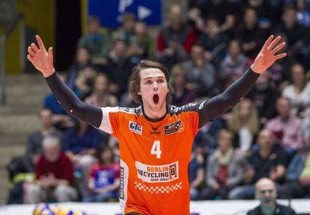 Deutschland - Frankfurt - Höchst - 16.04.2017 Volleyball - Hessen - 1. Bundesliga Männer Saison 2016 2017 - Halbfinale United Volleys Rheinmain (blau-rot) - Berlin Recycling Volleys (schwarz) v.l. Luke Perry (Berlin 4) United Volleys Rheinmain - Berlin Recycling Volleys