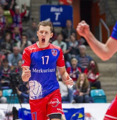 Deutschland - Frankfurt - Höchst - 16.04.2017 Volleyball - Hessen - 1. Bundesliga Männer Saison 2016 2017 - Halbfinale United Volleys Rheinmain (blau-rot) - Berlin Recycling Volleys (schwarz) v.l. Jan Zimmermann (RheinMain 17) United Volleys Rheinmain - Berlin Recycling Volleys