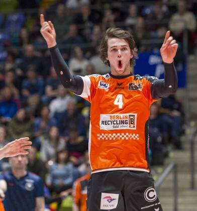 Deutschland - Frankfurt - Höchst - 16.04.2017 Volleyball - Hessen - 1. Bundesliga Männer Saison 2016 2017 - Halbfinale United Volleys Rheinmain (blau-rot) - Berlin Recycling Volleys (schwarz) v.l. Luke Perry (Berlin 4) United Volleys Rheinmain - Berlin Recycling Volleys