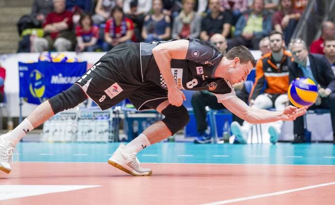 Deutschland - Frankfurt - Höchst - 16.04.2017 Volleyball - Hessen - 1. Bundesliga Männer Saison 2016 2017 - Halbfinale United Volleys Rheinmain (blau-rot) - Berlin Recycling Volleys (schwarz) v.l. Graham Vigrass (Berlin 8) United Volleys Rheinmain - Berlin Recycling Volleys