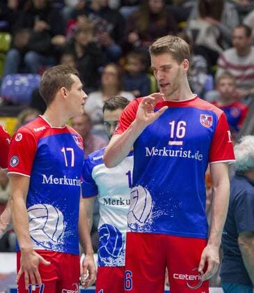 Deutschland - Frankfurt - Höchst - 16.04.2017 Volleyball - Hessen - 1. Bundesliga Männer Saison 2016 2017 - Halbfinale United Volleys Rheinmain (blau-rot) - Berlin Recycling Volleys (schwarz) v.l. Jan Zimmermann (RheinMain 17), Christian Dünnes (RheinMain 16) United Volleys Rheinmain - Berlin Recycling Volleys