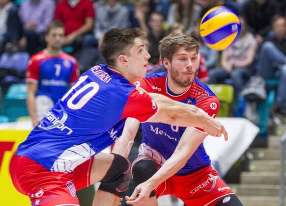 Deutschland - Frankfurt - Höchst - 16.04.2017 Volleyball - Hessen - 1. Bundesliga Männer Saison 2016 2017 - Halbfinale United Volleys Rheinmain (blau-rot) - Berlin Recycling Volleys (schwarz) v.l. Moritz Reichert (RheinMain 10), Jan Klobucar (RheinMain 8) United Volleys Rheinmain - Berlin Recycling Volleys