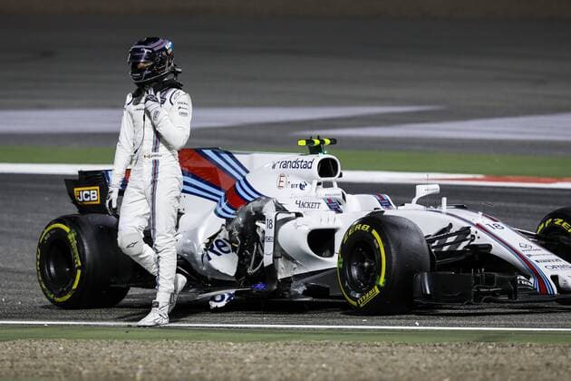 Motorsports: FIA Formula One World Championship WM Weltmeisterschaft 2017, Grand Prix of Bahrain, 18 Lance Stroll ( CAN, Williams Martini Racing), Crash Leaving his Car Sakhir Bahrain xHOCHxZWEIx