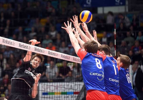 16.04.2017, xhbx, Volleyball Herren Playoffs, United Volleys - Berlin Recycling Volleys, emspor, v.l. Robert Kromm (Berlin Recycling Volleys), Jan Klobucar (United Volleys), Tobias Krick (United Volleys), Christian Dünnes (United Volleys) Frankfurt am Main