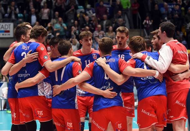16.04.2017, xhbx, Volleyball Herren Playoffs, United Volleys - Berlin Recycling Volleys, emspor, v.l. Christian Dünnes (United Volleys) Spieler, Mannschaft von United Volleys jubeln jubelt nach Spielende. Frankfurt am Main