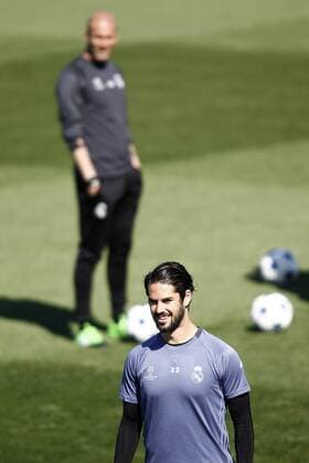 Real Madrid s coach Zinedine Zidane (l) and Isco Alarcon during training session. April 17,2017.  (2017041750)