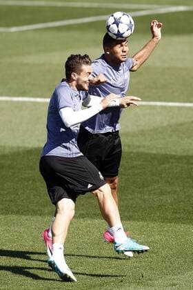 Real Madrid s Mateo Kovacic (l) and Carlos Henrique Casemiro during training session. April 17,2017.  (2017041762)