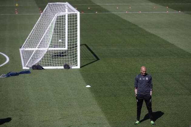 Real Madrid s head coach Zinedine Zidane during a team s training session at Valdebebas Sports City in Madrid, Spain, 17 April 2017. Real Madrid will face Bayern Munich in a Champions League quarter finals second leg soccer match on 18 April. REAL MADRID TRAINING SESSION !ACHTUNG: NUR REDAKTIONELLE NUTZUNG!  Copyright: xEmilioxNaranjox 20170417-636280300885125688