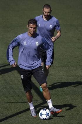 Real Madrid s players Portuguese forward Cristiano Ronaldo (L) and French forward Karim Benzema (R) during a team s training session at Valdebebas Sports City in Madrid, Spain, 17 April 2017. Real Madrid will face Bayern Munich in a Champions League quarter finals second leg soccer match on 18 April. REAL MADRID TRAINING SESSION !ACHTUNG: NUR REDAKTIONELLE NUTZUNG!  Copyright: xEmilioxNaranjox GRA032 20170417-636280300930209110