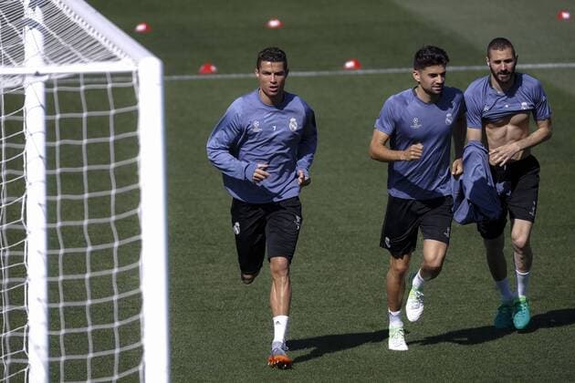 Real Madrid s players (L-R) Portuguese forward Cristiano Ronaldo, French midfielder Enzo Fernandez and French forward Karim Benzema, during a team s training session at Valdebebas Sports City in Madrid, Spain, 17 April 2017. Real Madrid will face Bayern Munich in a Champions League quarter finals second leg soccer match on 18 April. REAL MADRID TRAINING SESSION !ACHTUNG: NUR REDAKTIONELLE NUTZUNG!  Copyright: xEmilioxNaranjox 20170417-636280301540317288