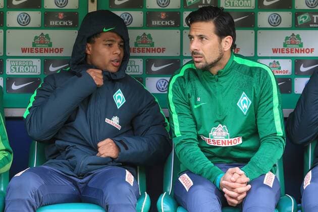 Deutschland, Bremen , Weser Stadion, Fussball, 1. Bundesliga, Saison 2016 2017 , SV Werder Bremen - Hamburger SV, Serge Gnabry , Claudio Pizarro(Werder) auf der Bank