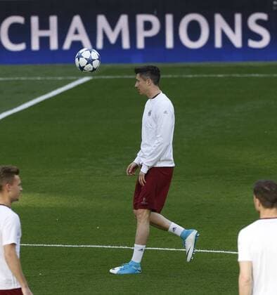 Bayern Munich s Polish striker Robert Lewandowski during the training of the team held at Santiago Bernabeu stadium in Madrid, Spain, 17 April 2017. Real Madrid will face Bayern Munich in a Champions League quarter finals second leg soccer match on 18 April. BAYERN MUNICH S TRAINING !ACHTUNG: NUR REDAKTIONELLE NUTZUNG!  Copyright: xKikoxHuescax 20170417-636280561239722320