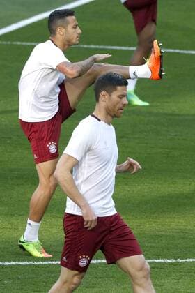 Bayern Munich s Spanish midfielders Thiago Alcantara (L) and Xabi Alonso (R) during the training of the team held at Santiago Bernabeu stadium in Madrid, Spain, 17 April 2017. Real Madrid will face Bayern Munich in a Champions League quarter finals second leg soccer match on 18 April. BAYERN MUNICH S TRAINING !ACHTUNG: NUR REDAKTIONELLE NUTZUNG!  Copyright: xKikoxHuescax 20170417-636280561861062354