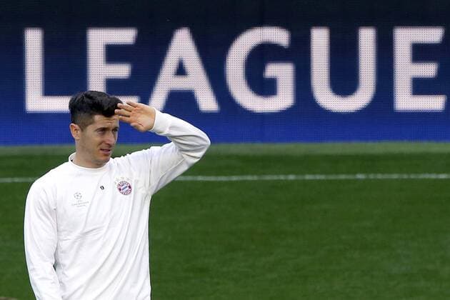 Themen der Woche - Sport Bilder des Tages - SPORT Bayern Munich s Polish striker Robert Lewandowski during the training of the team held at Santiago Bernabeu stadium in Madrid, Spain, 17 April 2017. Real Madrid will face Bayern Munich in a Champions League quarter finals second leg soccer match on 18 April. BAYERN MUNICH S TRAINING !ACHTUNG: NUR REDAKTIONELLE NUTZUNG!  Copyright: xKikoxHuescax 20170417-636280562557281428