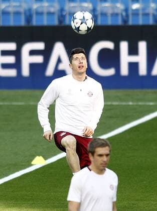 FC Bayern Munchen s Robert Lewandowski (t) and Philipp Lahm during training session. April 17,2017.  (20170417181)