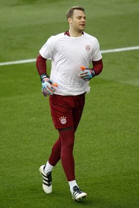FC Bayern Munchen s Manuel Neuer during training session. April 17,2017.  (20170417193)