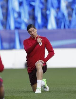 Fußball, CL, Atletico Madrid Training Entrenamiento del Atletico en el estadio Power King Stadium un dia antes del partido de la Liga de Campeones contra el Leicester. En la imagen, Fernando Torres. Atletico practice session at King Power Stadium the day before the Champions League match against Leicester. In this picture, Fernando Torres. xÃngelxRiverox 