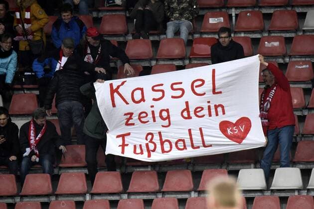 17.04.2017 xkhx, Kassel, Auestadion Regionalliga SÜDWEST Saison 2016 2017 KSV Hessen Kassel gegen TuS Koblenz Die Fans von Hessen Kassel wünschen auf dem Plakat - Kassel zeig Dein Fussballherz