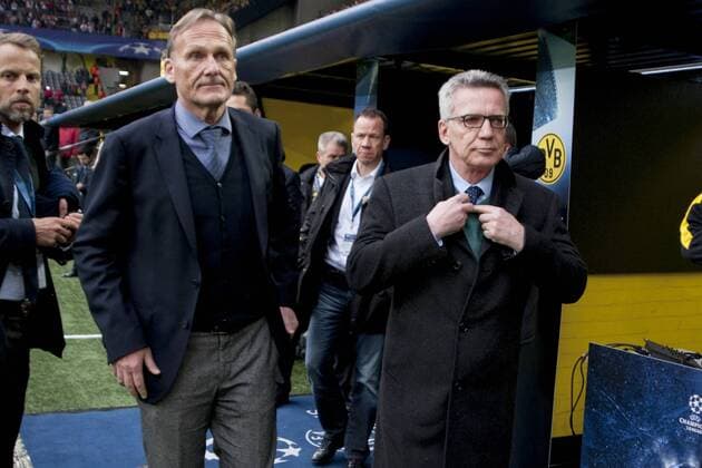 Hans-Joachim WATZKE (li., Vorsitzender Geschaeftsfuehrer DO) und Thomas de MAIZIERE (Bundesminister des Innern), Fussball Champions League, Viertelfinale, Hinspiel, Borussia Dortmund (DO) - AS Monaco (Monaco), am 12.04.2017 in Dortmund Deutschland. Â