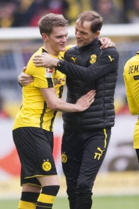 Trainer Thomas TUCHEL (re., DO) umarmt Matthias GINTER (DO) nach Spielende, Jubel, jubeln, jubelnd, Freude, cheers, celebrate, Schlussjubel, Fussball 1. Bundesliga, 27. Spieltag, Borussia Dortmund (DO)- Eintracht Frankfurt (F) 3:1, am 15.04.2017 in Dortmund Deutschland. Â