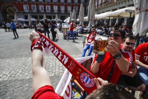 Bayern Munich s supporters enjoy some beverages at Plaza Mayor in Madrid, Spain, 18 April 2017. Bayern will face Real Madrid later today in a Champions League cuarter finals second leg soccer match. BAYERN MUNICH SUPPORTERS IN MADRID !ACHTUNG: NUR REDAKTIONELLE NUTZUNG!  Copyright: xEmilioxNaranjox GRA186 20170418-636281252482122268