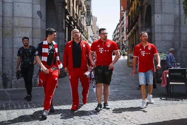 Bayern Munich s supporters arrive at Plaza Mayor in Madrid, Spain, 18 April 2017. Bayern will face Real Madrid later today in a Champions League cuarter finals second leg soccer match. BAYERN MUNICH SUPPORTERS IN MADRID !ACHTUNG: NUR REDAKTIONELLE NUTZUNG!  Copyright: xEmilioxNaranjox GRA186 20170418-636281253122072264
