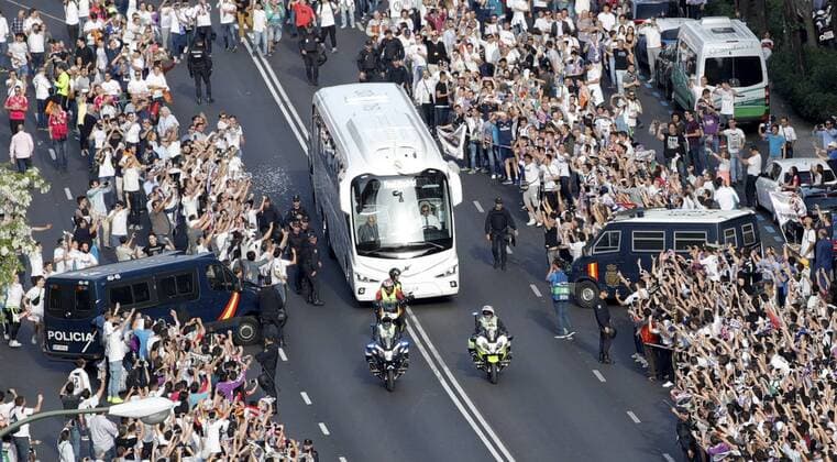 Real Madrid s supporters cheer up at the arrival of the team bus close to Santiago Bernabeu s stadium in Madrid, Spain on 18 April 2017 before the Champions League quarter finals second leg soccer match between Real Madrid and Bayern Munich. REAL MADRID VS BAYERN MUNICH !ACHTUNG: NUR REDAKTIONELLE NUTZUNG!  Copyright: xJuanJoxMartinx 20170418-636281417699638689