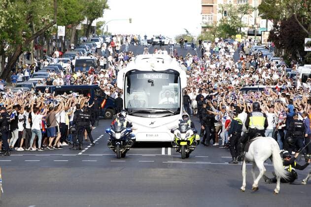 Bilder des Tages - SPORT Real Madrid s supporters cheer up at the arrival of the team bus close to Santiago Bernabeu s stadium in Madrid, Spain on 18 April 2017 before the Champions League quarter finals second leg soccer match between Real Madrid and Bayern Munich. REAL MADRID VS BAYERN MUNICH !ACHTUNG: NUR REDAKTIONELLE NUTZUNG!  Copyright: xJAVIERxLOPEZx 20170418-636281417743630125